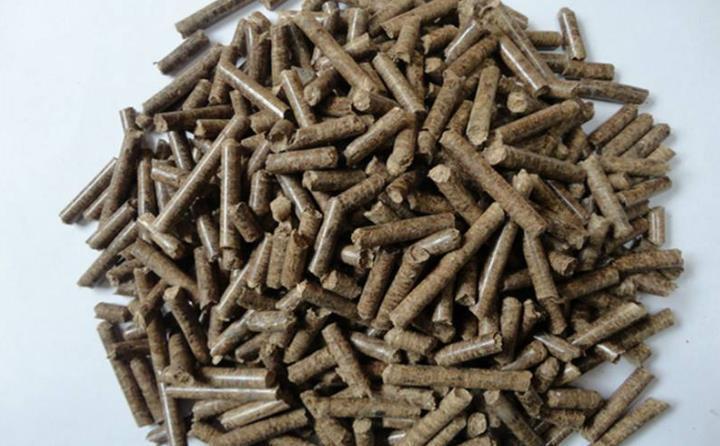 秸稈、鋸末、廢木頭等秸稈顆粒機加工成顆粒狀的生物質(zhì)燃料